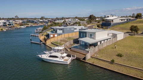 Anchored - Access To The Gippsland Lakes - Schoolies Week Accommodation 1