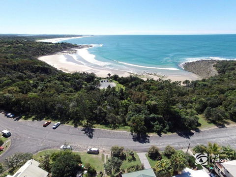 Angourie Blue 1 - Great Ocean Views - Surfing Beaches - Schoolies Week Accommodation 1