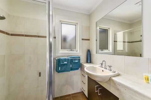 Apartment On Lake Terrace - Schoolies Week Accommodation 3