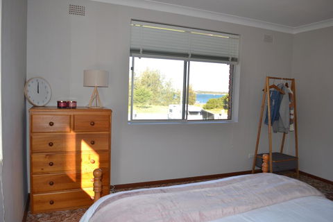 Apartment With Sweeping View Of The Bay, 2 Bedrooms, Sleeps 5 - Schoolies Week Accommodation 2