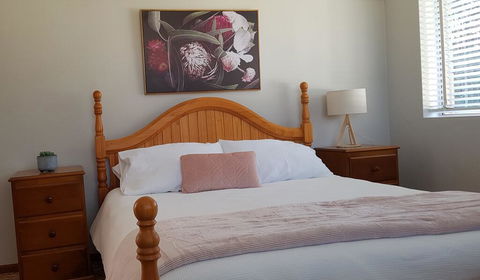 Apartment With Sweeping View Of The Bay, 2 Bedrooms, Sleeps 5 - Schoolies Week Accommodation 1