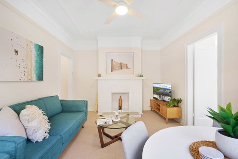 Art Deco Apartment Steps From Harbour And Beach - Schoolies Week Accommodation 3
