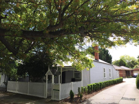 Magnolia Cottage - Schoolies Week Accommodation 1