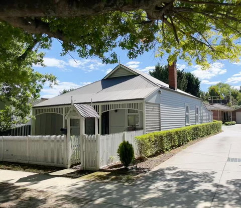 Magnolia Cottage - Schoolies Week Accommodation 0