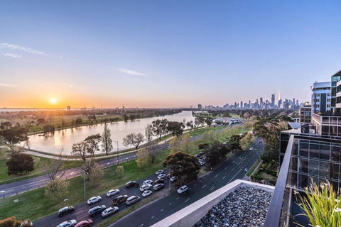 Magnificent Retreat Facing Albert Park Lake & CBD - Schoolies Week Accommodation 1