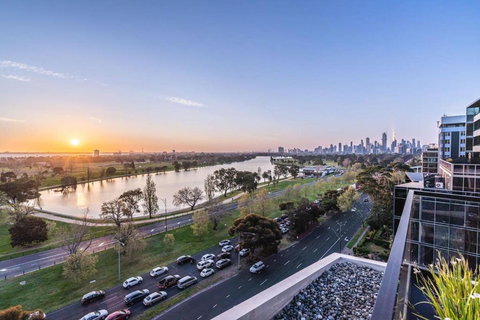 Magnificent Retreat Facing Albert Park Lake & CBD - Schoolies Week Accommodation 0