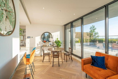 Magnificent Retreat Facing Albert Park Lake & CBD - Schoolies Week Accommodation 3