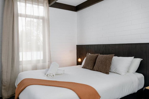 M Hotel - Schoolies Week Accommodation 2