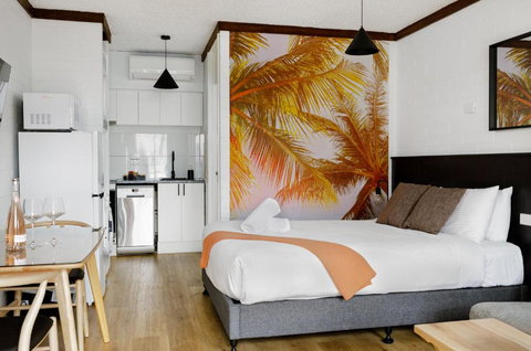 M Hotel - Schoolies Week Accommodation 1