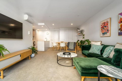 Modish Apartment Near Parliamentary Triangle - Schoolies Week Accommodation 1