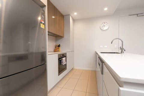 Modish Apartment Near Parliamentary Triangle - Schoolies Week Accommodation 2