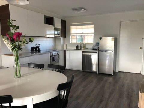 Modern 2BR Apartment With Parking - Schoolies Week Accommodation 2