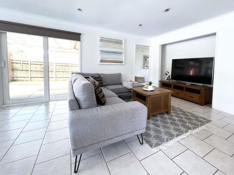 Modern And Elegant House With Swimming Pool - Schoolies Week Accommodation 0