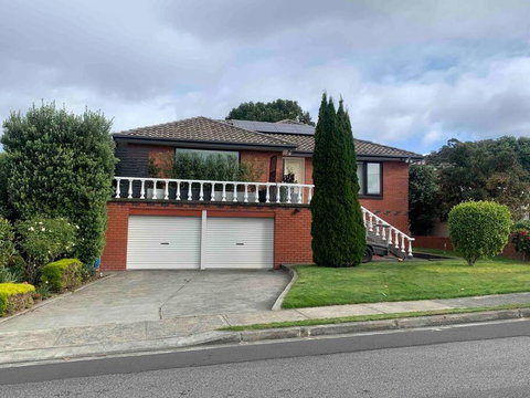 Modern Light Filled Home Near Beaches - Schoolies Week Accommodation 0