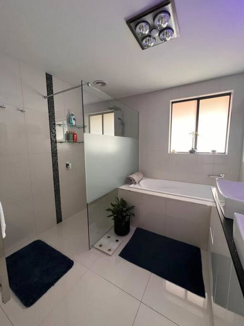 Modern Light Filled Home Near Beaches - Schoolies Week Accommodation 1