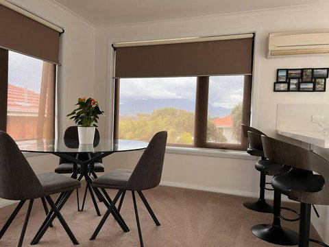 Modern Light Filled Home Near Beaches - Schoolies Week Accommodation 3