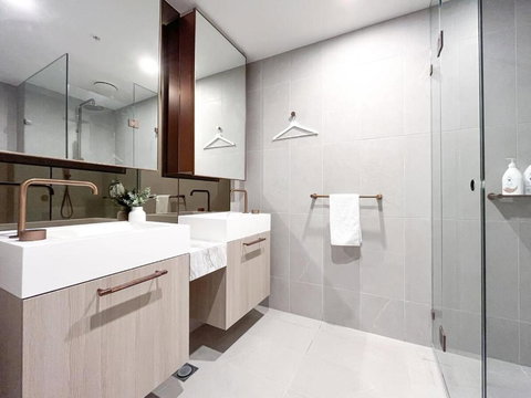 Modern Luxury 2B2B Sky Garden SmartTV - Schoolies Week Accommodation 1