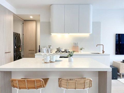 Modern Luxury 2B2B Sky Garden SmartTV - Schoolies Week Accommodation 3