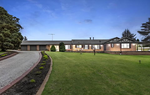 Mountain Culture Farm Stay - Pet Friendly - Schoolies Week Accommodation 0