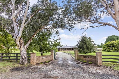 Mountain Culture Farm Stay - Pet Friendly - Schoolies Week Accommodation 1