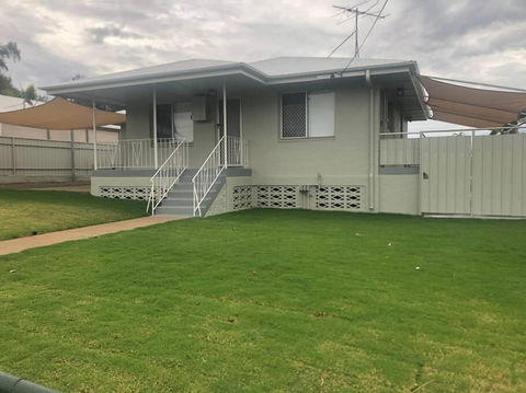 Mt Isa - Emerald Gem 3 Bedroom Home QUIET AREA - Schoolies Week Accommodation 0