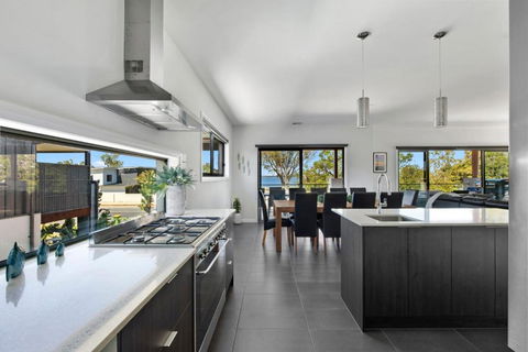 NEW - Sunrise Waters Holiday House - Schoolies Week Accommodation 1