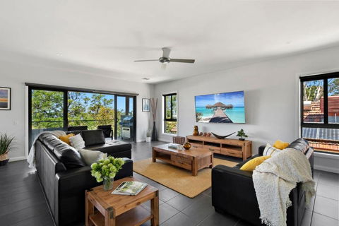 NEW - Sunrise Waters Holiday House - Schoolies Week Accommodation 2