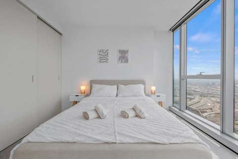 NEW Top Floor L70 CBD Luxury Apt - Schoolies Week Accommodation 1