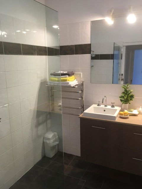 Newport Cottage, 5 Guests 7 Days Min - Schoolies Week Accommodation 1