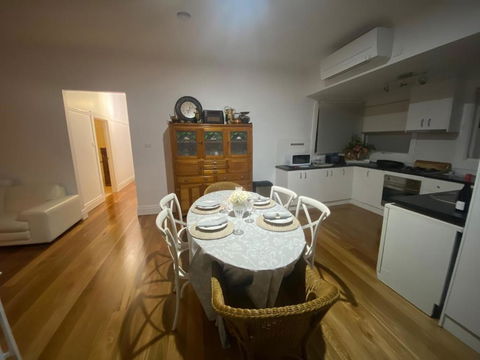 Newport Cottage, 5 Guests 7 Days Min - Schoolies Week Accommodation 2