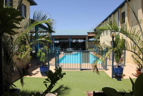 Ningaloo Club Backpackers - Schoolies Week Accommodation 3
