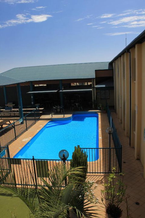 Ningaloo Club Backpackers - Schoolies Week Accommodation 0