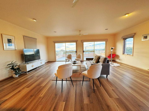 Oceanview 4B2B Two-story House With Big Balcony! - Schoolies Week Accommodation 0