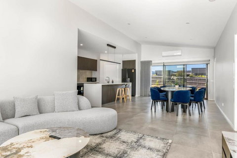 Opulence Cove - Schoolies Week Accommodation 0