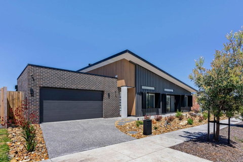 Opulence Cove - Schoolies Week Accommodation 1