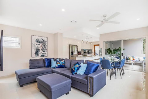 Park Avenue Luxe Townhouse Brand New Sleeps 9 - Schoolies Week Accommodation 1