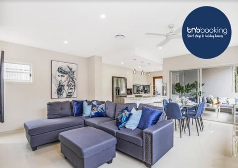 Park Avenue Luxe Townhouse Brand New Sleeps 9 - Schoolies Week Accommodation 0