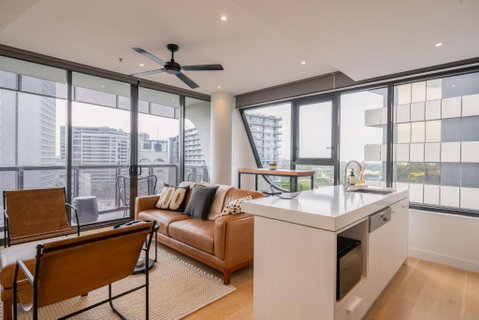Panoramic View - Albert Park Lake & Shrine Views - Schoolies Week Accommodation 1