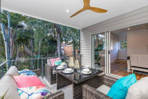 Park Avenue Townhouse Retreat Brisbane Sleeps 10 - Schoolies Week Accommodation 2