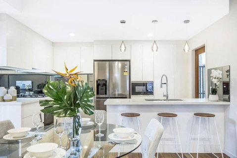 Park Avenue Townhouse Retreat Brisbane Sleeps 10 - Schoolies Week Accommodation 1