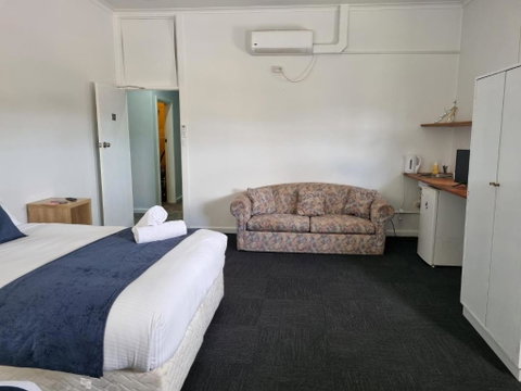 Parkes Hotel - Schoolies Week Accommodation 2