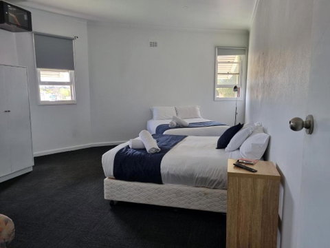 Parkes Hotel - Schoolies Week Accommodation 1