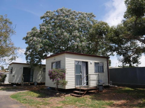 Parkes Country Cabins - Schoolies Week Accommodation 3