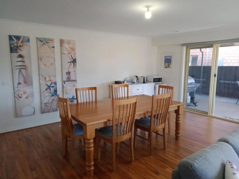 Parkway Place B&B - Schoolies Week Accommodation 3