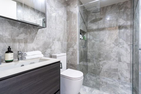 Perfectly Located 1BR BA Apartment - Schoolies Week Accommodation 3