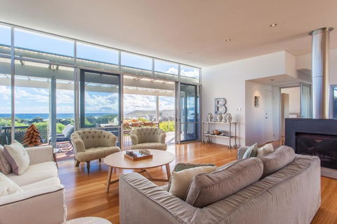 Percy Street I Private Properties - Schoolies Week Accommodation 1