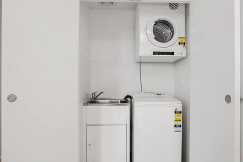 Perfect Large One Bedroom Plus Study - ALB09518 - Schoolies Week Accommodation 3