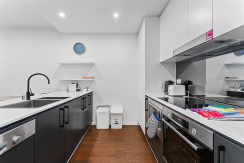 Perfect Location 1-Bed With Balcony, BBQ & Parking - Schoolies Week Accommodation 1