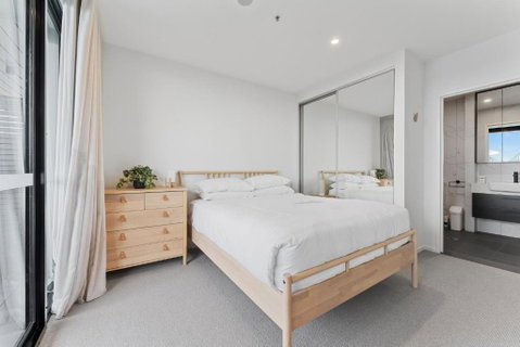 Perfect Location 1-Bed With Balcony, BBQ & Parking - Schoolies Week Accommodation 2