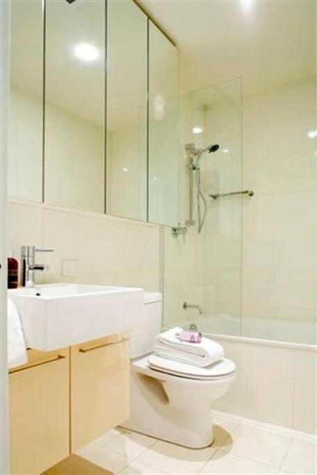 Perfectly Located Crows Nest Apartment C404 - Schoolies Week Accommodation 2